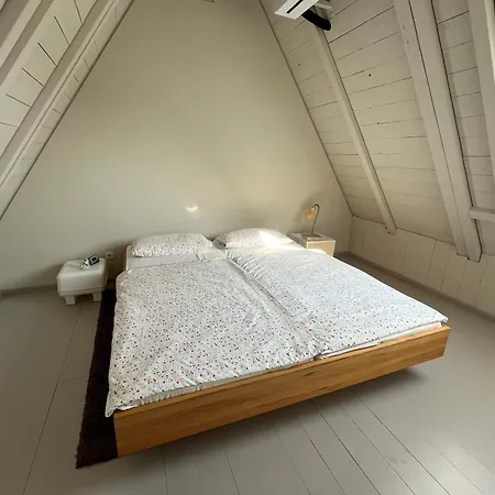 Kleine Wolke - Dachgeschoss Mit Klimaanlage Und Ausblick Leipzig